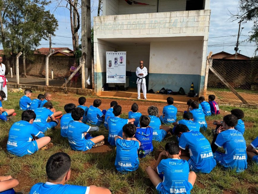 Alunos do Projeto Lobinho participam de palestra com mestre Evandro