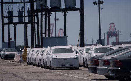 Trump anuncia novas tarifas sobre automóveis previstas para 2 de abril