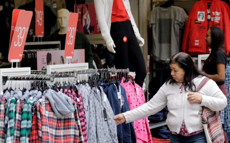 Confiança do consumidor brasileiro recua para menor nível desde agosto de 2022
