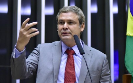 Prioridade é projeto sobre tarifas de Trump, não anistia, diz líder do PT na Câmara
