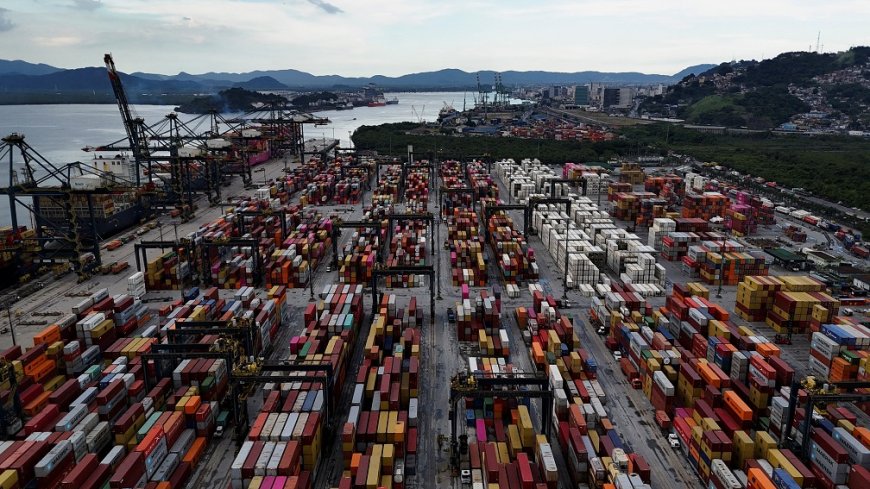 Brasil tem superávit comercial de US$ 8,153 bi em abril, recuo de 3,3% ante 2024