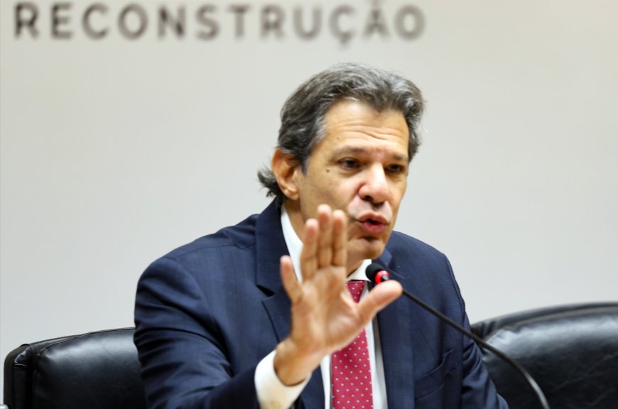 Ministro Haddad fica com o ônus dos recuos do governo, dizem especialistas