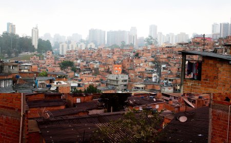 Classe DE é a que quer consumir mais em 2025; o celular é o principal meio de compras