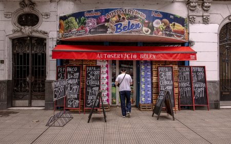 Cheques sem fundos disparam e inadimplência cresce na Argentina sob medidas de Milei