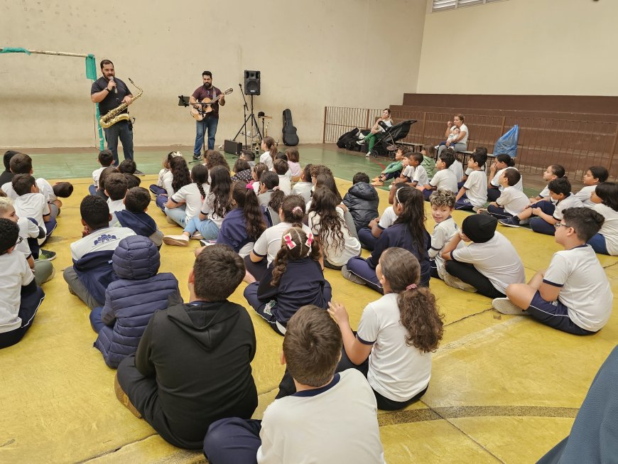 Trio em R.E.H leva música instrumental a estudantes de escolas de Araxá