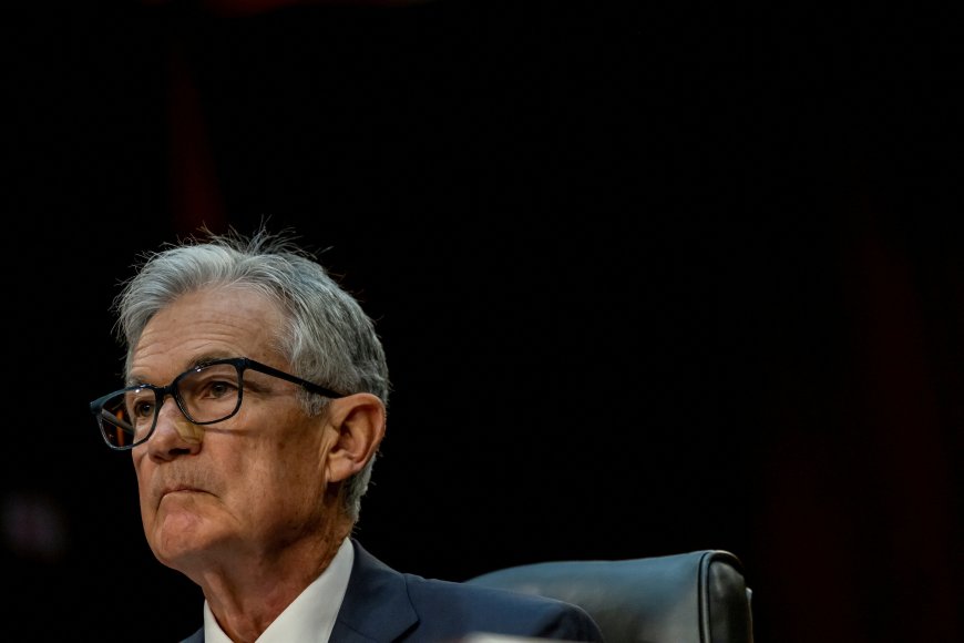 Powell repete que cortes no juro podem esperar enquanto Fed estuda impacto de tarifas