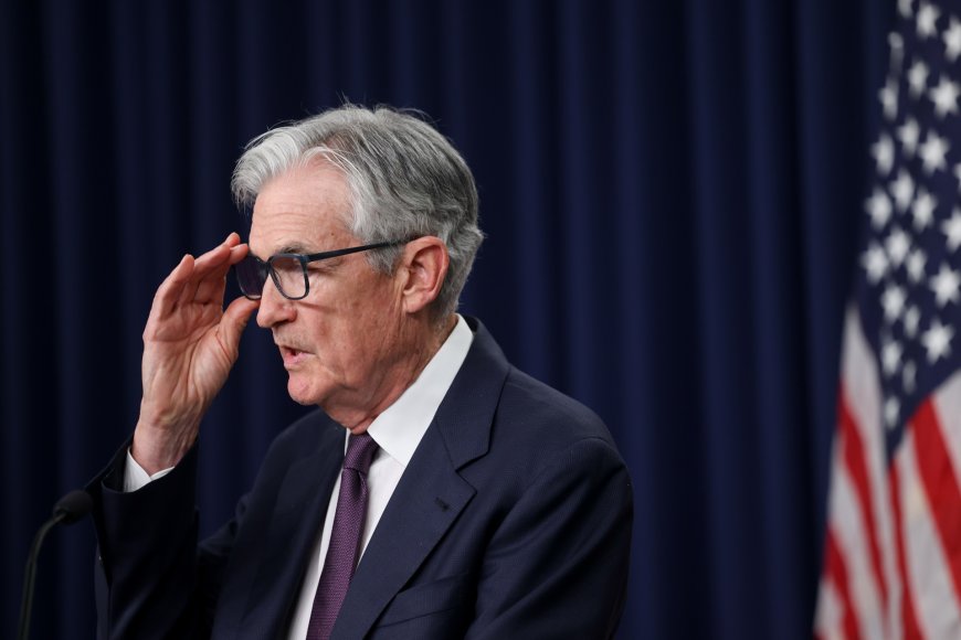 Aliado de Trump processa Powell e exige acesso público às reuniões do Fed