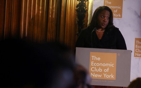 Trump diz que está destituindo Lisa Cook, diretora do Fed