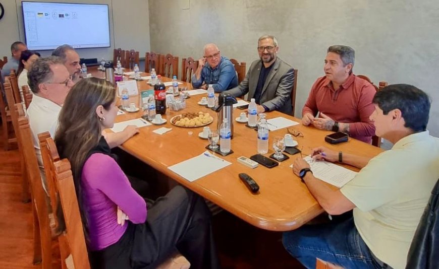 Começam os preparativos para a iluminação e decoração natalina de 2025
