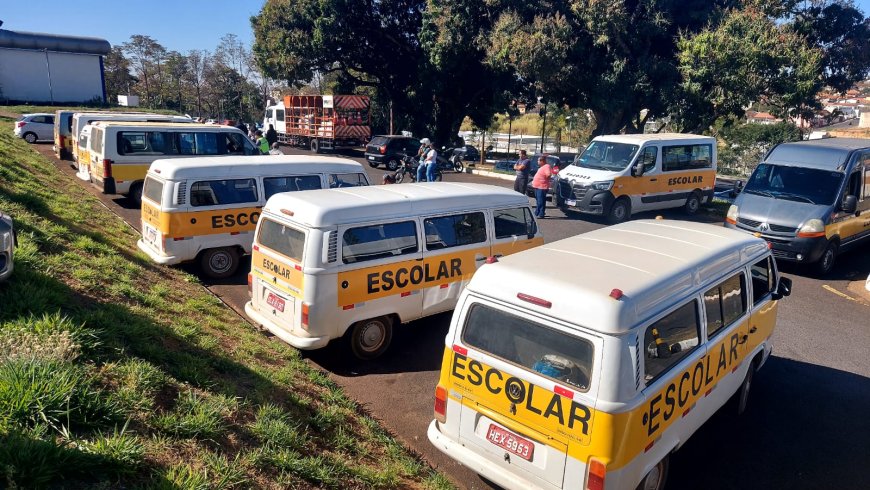 Vans e kombis escolares são vistoriadas em Araxá