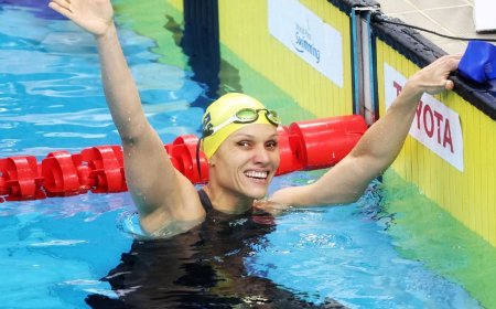 Carol Santiago é tricampeã mundial dos 100m costas em Singapura