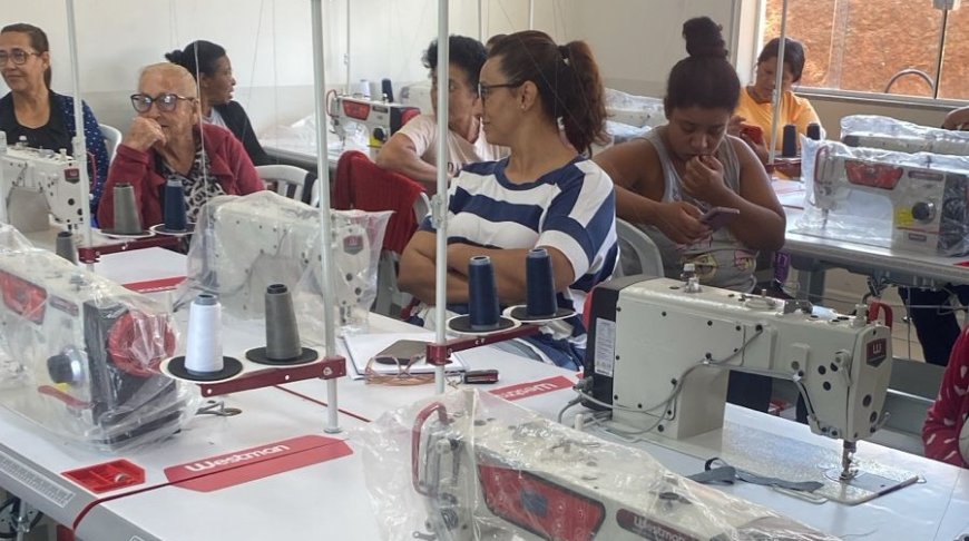 Curso gratuito de corte e costura na Praça da Família