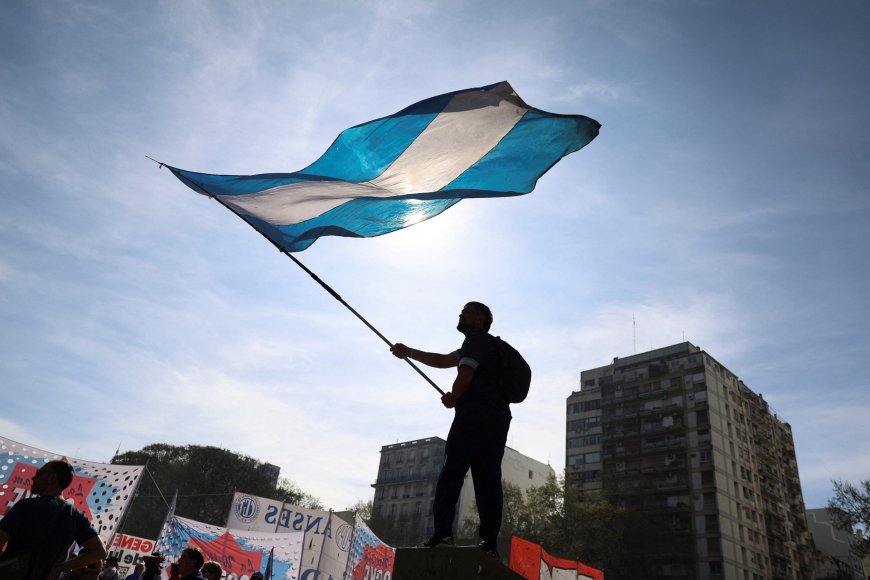 Argentina: ‘Vamos vender até o último dólar no teto’, diz ministro da Economia