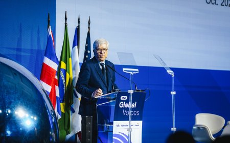 Incerteza com tarifas e bolha de IA levarão EUA à recessão em 12 meses, diz Nobel
