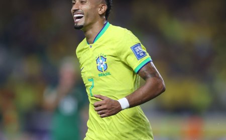 Brasileiro Raphinha é finalista do prêmio de melhor do mundo da Fifa