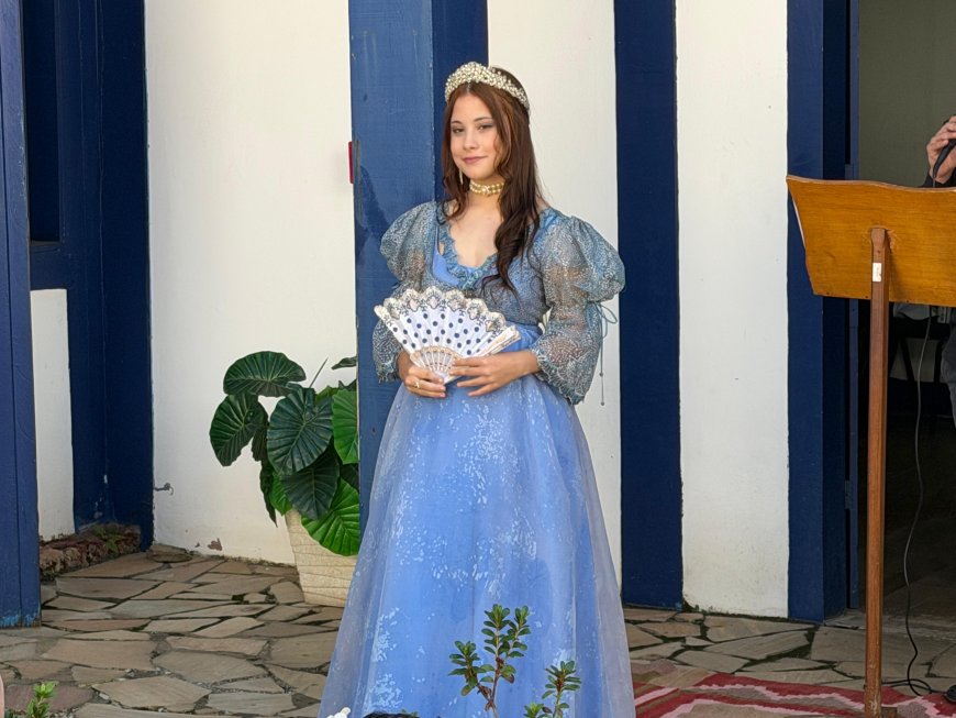 Araxá recebe vestido de Dona Beja usado por Grazi Massafera em novela da HBO