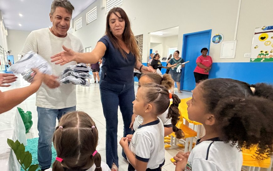 Prefeitura inicia entrega de uniformes para 13 mil alunos da rede municipal