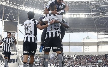 Botafogo vence Corinthians pelo Brasileirão com três de Arthur Cabral