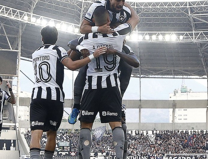 Botafogo vence Corinthians pelo Brasileirão com três de Arthur Cabral