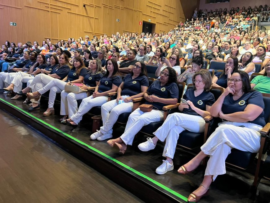 Professores da rede municipal participam de palestra com neurocientista