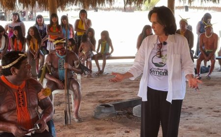 Escritora araxense lança livros em aldeia indígena