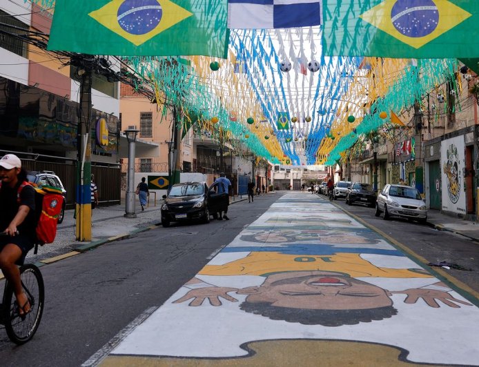 Ruas decoradas para Copa do Mundo reforçam vínculo comunitário no Rio