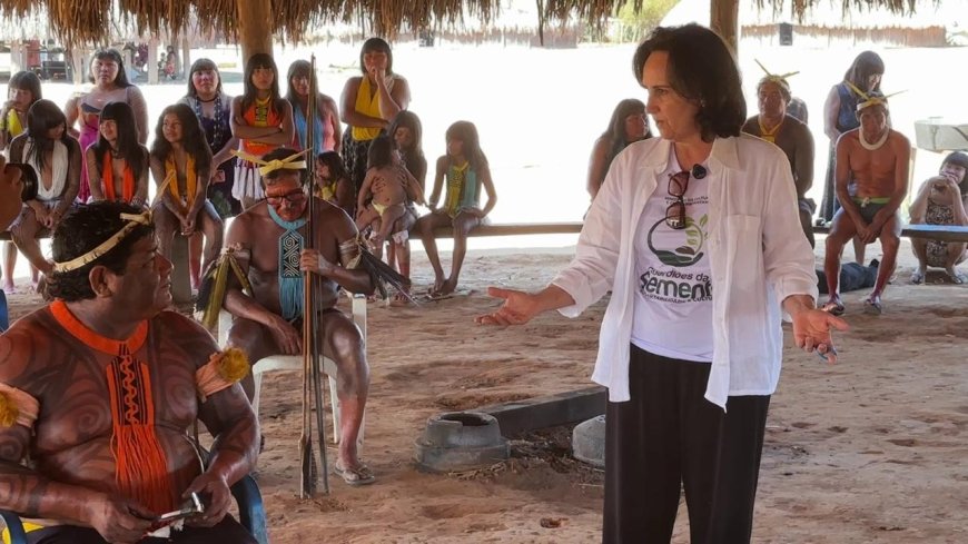 Escritora araxense lança livros em aldeia indígena