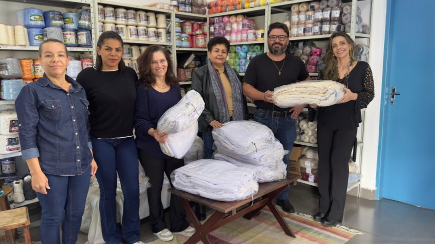 Projeto Teia Sustentável entrega cobertores de tecidos reaproveitados à Equoterapia Prosseguir